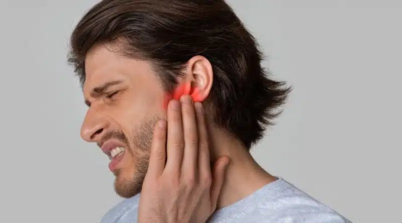 Comprendre et gérer la petite boule derrière l’oreille : causes, symptômes et traitements